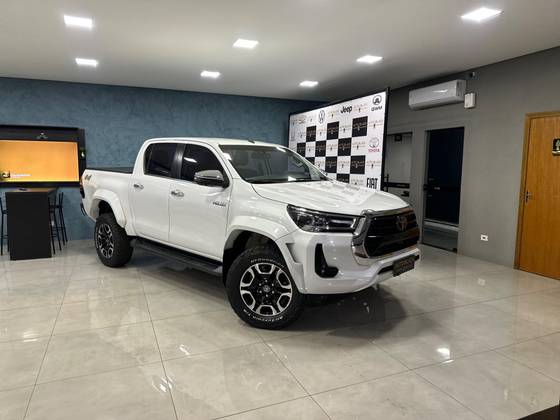 TOYOTA HILUX 2.8 D-4D TURBO DIESEL CD SRX PLUS 4X4 AUTOMÁTICO